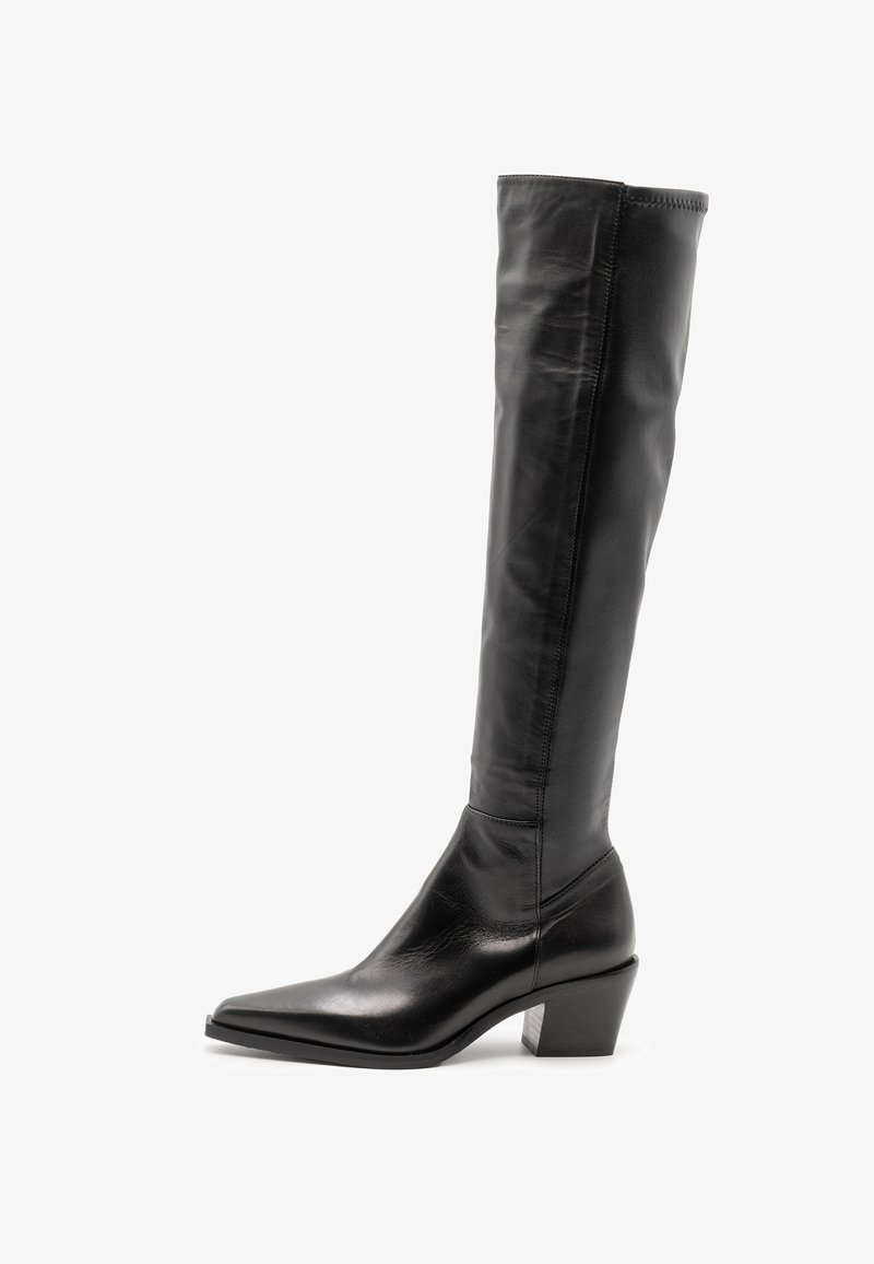 Stivale in pelle nera al ginocchio con punta affusolata, tacco curvo e texture liscia. Presenta una costruzione senza cuciture e una silhouette pulita.
