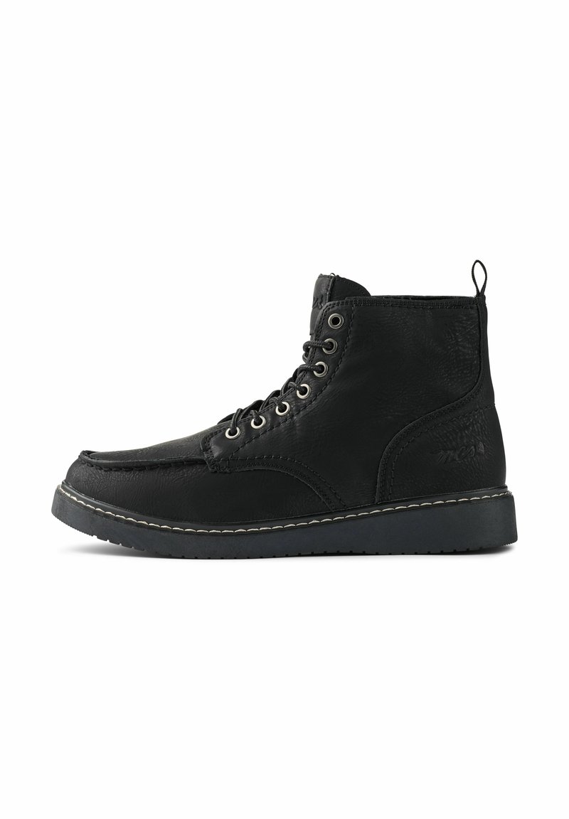 Botas de media caña de cuero negro con cordones, ojales plateados y una lengüeta trasera. Presentan un contraste de costura clara a lo largo de la suela.