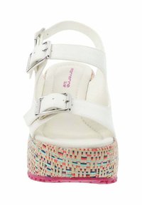 Witte platform sandalen met twee verstelbare banden, zilveren hardware, geweven multicolore zool en een getextureerde binnenzool.