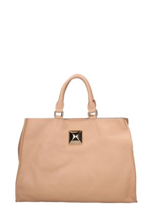 Sac fourre-tout en cuir beige avec deux poignées supérieures, un emblème doré en forme de carré et une finition texturée. Conception structurée et spacieuse.