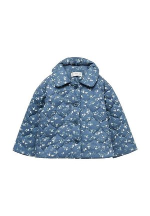 Blå quiltet jakke med hvidt blomstermønster, stor krave og fire knapper foran.