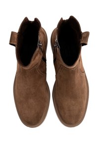 Brązowe zamszowe botki za kostkę o teksturowanym wykończeniu, z bocznymi zamkami błyskawicznymi i elastycznymi akcentami; zaokrąglony czubek i płaska gumowa podeszwa.