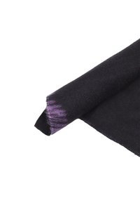 Rotolo di tessuto nero con una consistenza morbida, caratterizzato da una sfumatura di viola su un bordo. Forma rettangolare, adatta per vari utilizzi tessili.