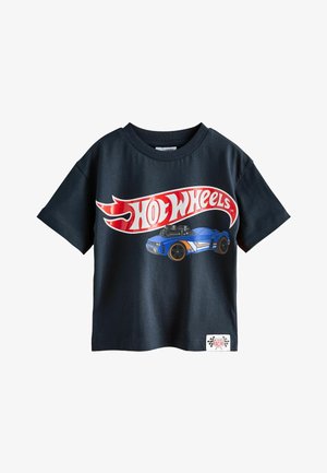 Zwart shirt met korte mouwen, grote rode en witte "Hot Wheels"-logo en blauwe raceauto-afbeelding aan de voorkant, en een klein racepatchje nabij de zoom.