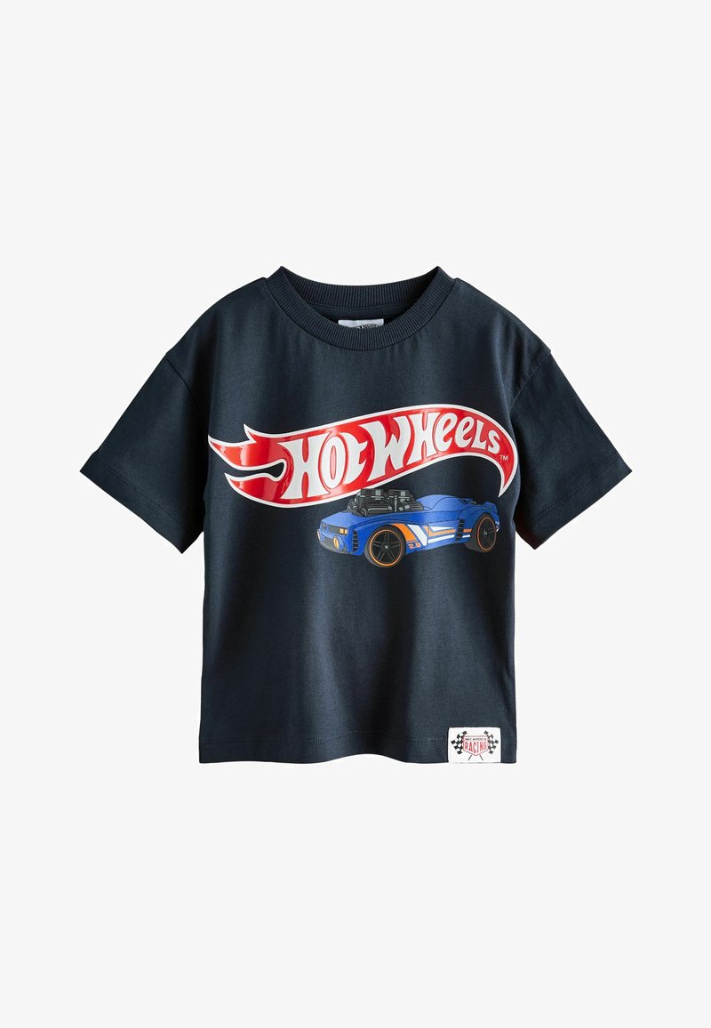Chemise noire à manches courtes avec grand logo « Hot Wheels » rouge et blanc et graphique de voiture de course bleue sur le devant, avec un petit patch de course près de l'ourlet.