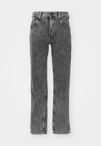 Černé džínové kalhoty z praného denimu s rovnými nohavicemi, pěti kapsami, zapínáním na knoflík a zipem a kontrastním prošitím.