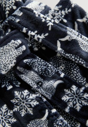 Mörkblå fleece-tyg med ett mönster av vita isbjörnar och snöflingor, mjuk textur och oregelbundna former.