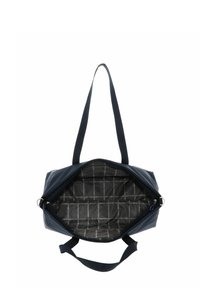 Sac de voyage bleu marine avec fermeture éclair, extérieur texturé et doubles poignées. L'intérieur présente un motif en grille avec un logo de marque en relief.