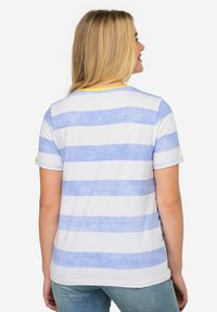 Camiseta a rayas azul y blanca con escote redondo y mangas cortas, que presenta detalles amarillos en el cuello y los dobladillos de las mangas enrolladas.