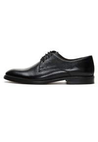 Zwarte leren dresschoenen met een gladde en gestructureerde afwerking, ronde neus, traditionele vetersluiting en een lage, platte zool.