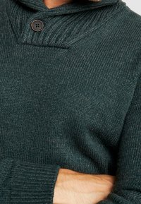 Pier One Stickad tröja - mottled dark green