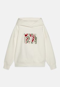 Felpa bianca realizzata in morbido tessuto, con un grafico colorato del logo "CALVIN KLEIN JEANS" in rosso, verde e grigio sulla parte frontale.