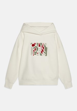 Felpa bianca realizzata in morbido tessuto, con un grafico colorato del logo "CALVIN KLEIN JEANS" in rosso, verde e grigio sulla parte frontale.