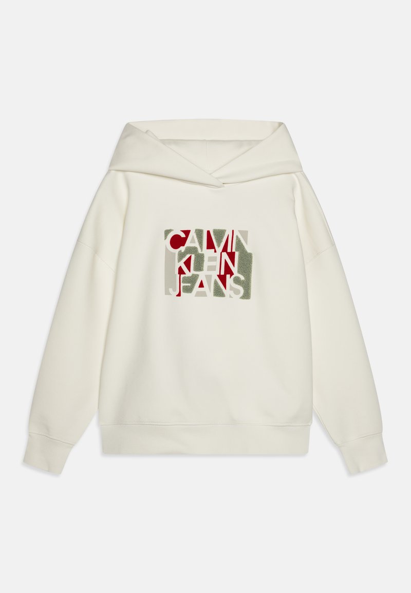 Λευκή κουκούλα φτιαγμένη από μαλακό ύφασμα, που διαθέτει μια πολύχρωμη γραφική απεικόνιση του λογότυπου "CALVIN KLEIN JEANS" σε κόκκινο, πράσινο και γκρι χρώμα μπροστά.