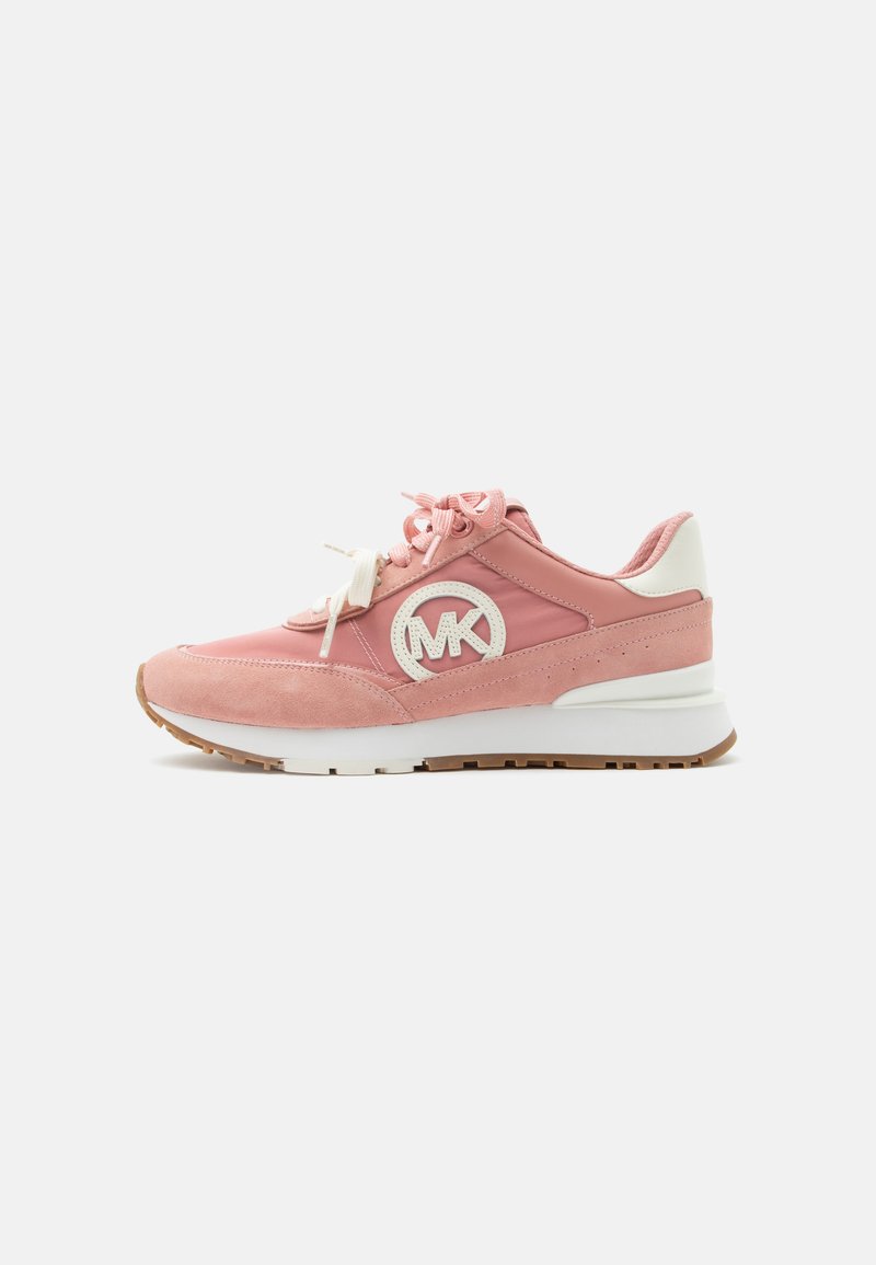 Ροζ χαμηλό sneaker με λευκή σόλα, λευκά κορδόνια, σουέντ λεπτομέρειες και κυκλικό λογότυπο «MK» στο πλάι.