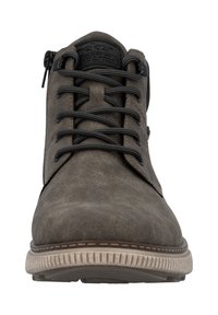 Graue Wildleder-Schnürstiefel mit einem Reißverschluss, ausgestattet mit einem strukturierten Obermaterial, Gummisohle und verstärkten Ösen für die Schnürsenkel.