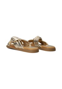 Gouden metallic sandalen met een geknoopte bandontwerp, platte zool en een bruine rubberen loopzool. Zachte binnenvoering voor comfort.