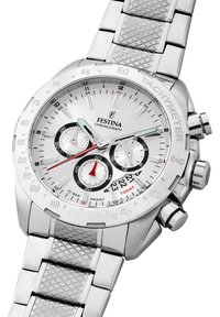Orologio cronografo argentato con bracciale in metallo texturizzato, quadrante rotondo argentato, tre sotto-quadranti e scala tachimetrica attorno al lunetta.