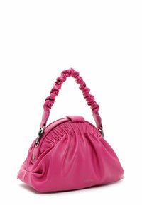 Petit sac à main rose vif avec texture de cuir froncée et une poignée plissée, présenté sur fond blanc.