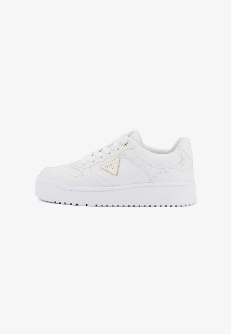 Witte sneakers met een gestructureerde synthetische bovenkant, vlakke veters en een gewatteerde kraag. Voorzien van een driehoekig logo-accent aan de zijkant. Dikke rubberen zool.