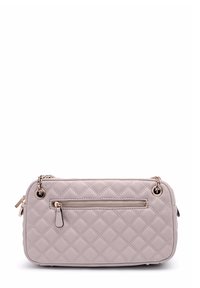 Borsa a tracolla trapuntata grigia chiara con tasca con zip dorata e catena, forma rettangolare, in posizione verticale su sfondo bianco.