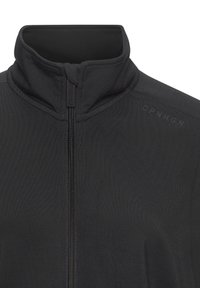 Schwarze Zip-Up-Jacke mit hohem Kragen, glatter Textur, mit einem dezenten Logo auf der Schulter. Der Stoff wirkt leicht und flexibel.