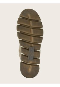 Buitenzool van bruin rubber, met een getextureerd patroon voor grip en een centraal reliëflabel met de tekst "TOM TAILOR" en maatindicatie.