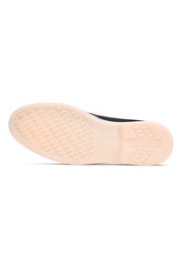 Semelle de chaussure avec une bande de roulement en caoutchouc beige clair présentant un motif en grille et en croix, zone du talon plate avec une texture en relief.