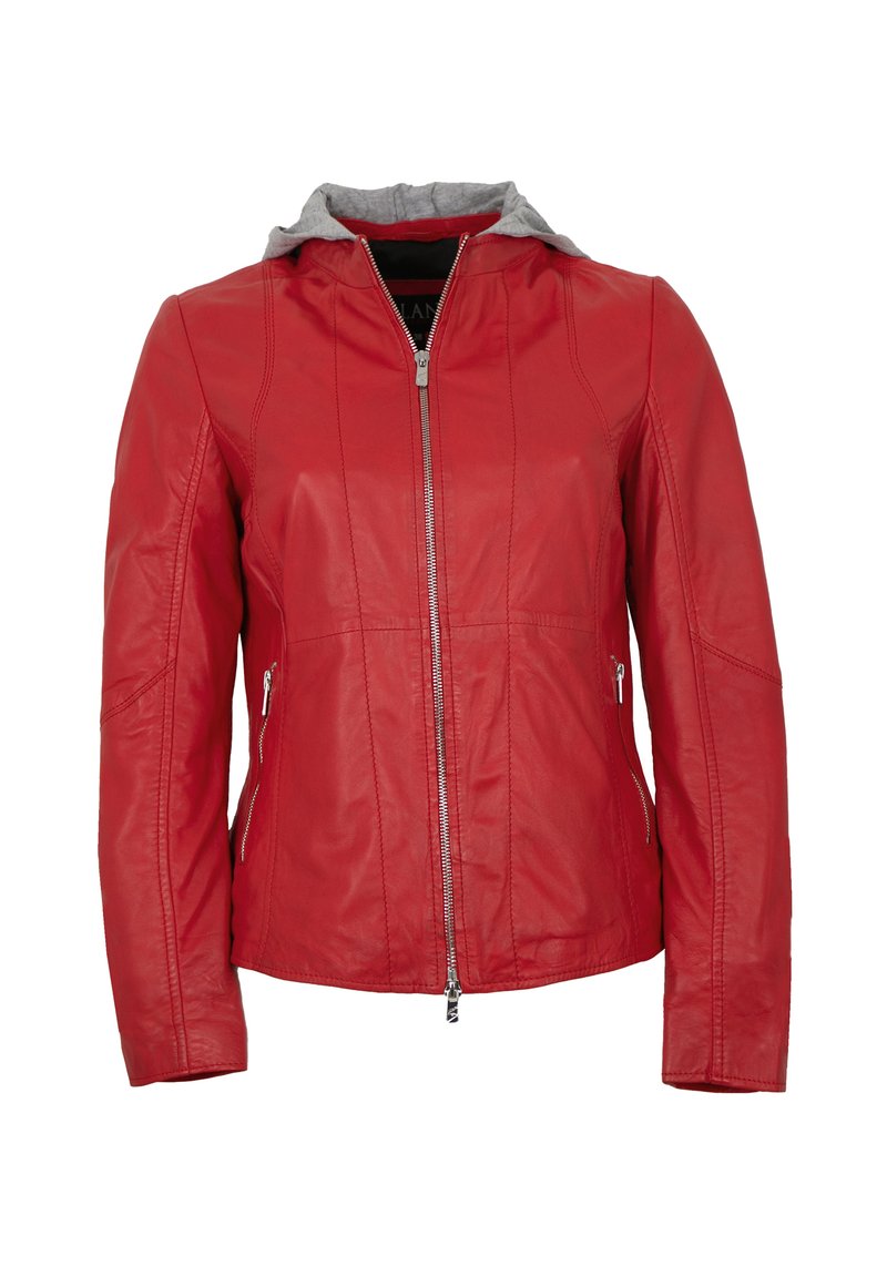 Rote Lederjacke mit grauem Kapuzen, Reißverschluss vorne, seitlichen Taschen und genähten Details an Ärmeln und Körper. Glatte Textur und taillierte Passform.