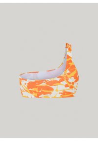 Bikini top na jedno rameno s výrazným oranžovo-žltým kvetinovým vzorom na bielom materiáli. Hladká textura s priliehavým strihom.