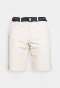 Beige puuvillashortsit, joissa on tummansininen vyö punaisilla ja valkoisilla raidoilla, suorapintaiset ja tavalliset taskut.