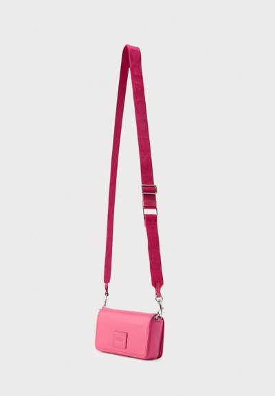 Vaaleanpunainen nahkainen olkalaukku, jossa on teksturoitu pinta, suorakulmainen muoto ja irrotettava olkahihna, jossa on kohopainettu logo. Hopeanväriset metalliosat.