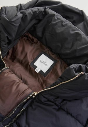 Manteau de maternité noir avec doublure matelassée, fermeture éclair dorée et une étiquette en tissu. Matériau brun satiné à l'intérieur.