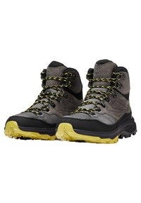 Scarponi da trekking realizzati in materiale sintetico grigio e nero, con lacci gialli, suola in gomma texture e collo imbottito per supporto.