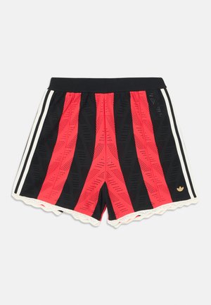 Shorts de sport noirs et rouges à perforations avec des bandes latérales blanches, ourlet festonné, ceinture côtelée et petit logo doré sur la jambe droite avant.