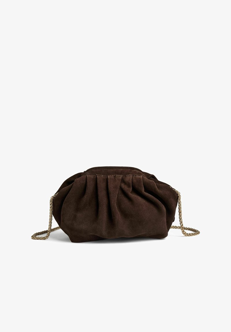 Geantă clutch din piele întoarsă maro, cu un design adunat și un lanț ca curea. Textura este moale, iar forma este rotunjită, cu detalii pliate.