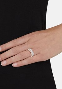 Trebandig ring med växlande silver- och roséguldfinish, med en slät yta och jämnt fördelad design för visuell symmetri.