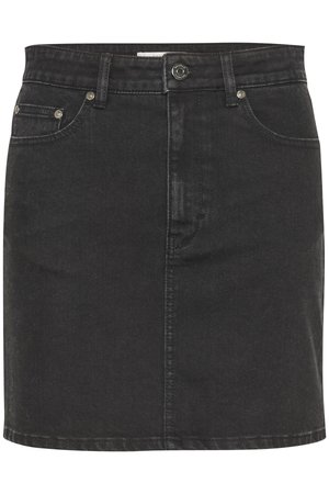 Svart denimkjol med en tight passform, med framfickor, knäppning och subtila sömdetaljer. Slät textur med en lätt lyster.