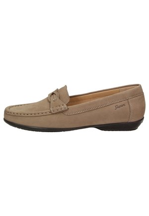 Beige ruskindslipper med mokkasinsting, dekorativ sløjfe på toppen og sort gummisål, designet til afslappet brug.