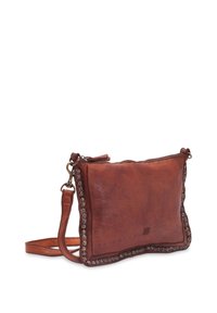 Smeđa kožna torba preko tijela pravokutnog oblika, s patentnim zatvaračem, ukrasnim metalnim šiljcima duž rubova i remenom za preko ramena.