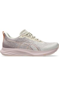 Chaussure de course légère en blanc et lavande clair avec une tige texturée, des lacets et des accents orange. Dispose d'une semelle rembourrée pour plus de confort.