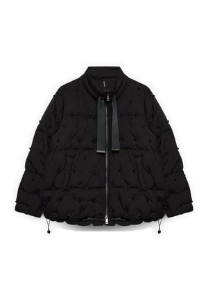 Zwarte pufferjas met een hoge kraag, ritssluiting, decoratieve kralen en trekkoord aan de zoom. Zachte, gewatteerde textuur.
