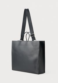 Borsa tote in pelle nera con finitura liscia, dotata di manici superiori e di una tracolla regolabile per opzioni di trasporto versatili.