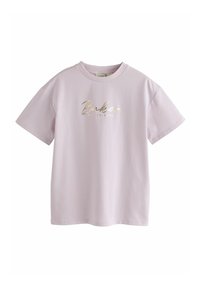 Světle růžové bavlněné tričko s krátkým rukávem, s metalickým zlatým potiskem loga "Baker by Ted Baker" uprostřed.