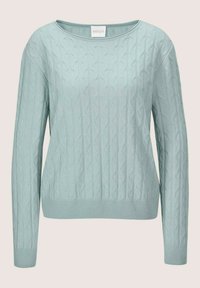 Helles blaues Kabelstrick-Langarmpullover mit gerippten Bündchen und Saum, rundem Ausschnitt und Markenetikett "Madeleine" im Kragen.