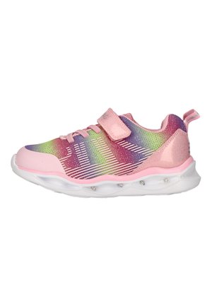 Baskets pour enfants roses avec tulle à dégradé arc-en-ciel, bride en Velcro, lacets, semelle blanche et petites lumières LED le long du bord inférieur.