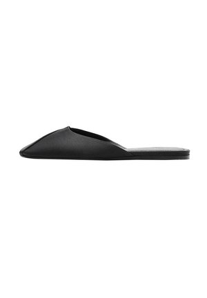 Schwarzer flacher Slip-on Mule mit spitzer Zehenpartie, niedrigem Absatz und glattem Lederobermaterial.