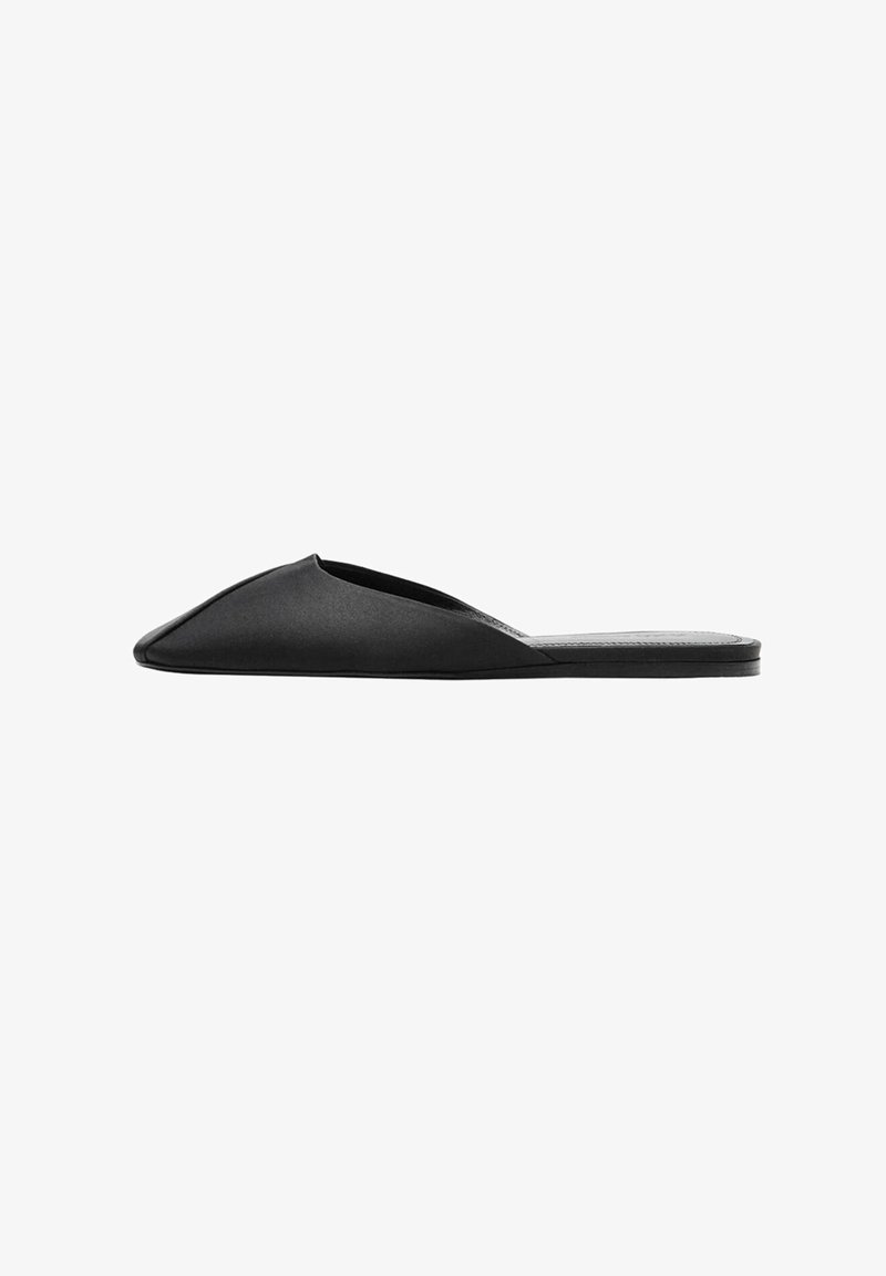 Schwarzer flacher Slip-on Mule mit spitzer Zehenpartie, niedrigem Absatz und glattem Lederobermaterial.