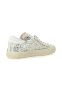 Sneaker argentato scintillante con tomaia testurizzata, dettagli in crema e suola in fibra naturale. Include lacci bianchi e un colletto morbido.