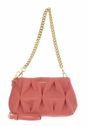 Różowa skórzana kopertówka z uchwytem na złotym łańcuszku i odpinanym skórzanym paskiem, z małym złotym logo marki "Coccinelle" na przodzie.